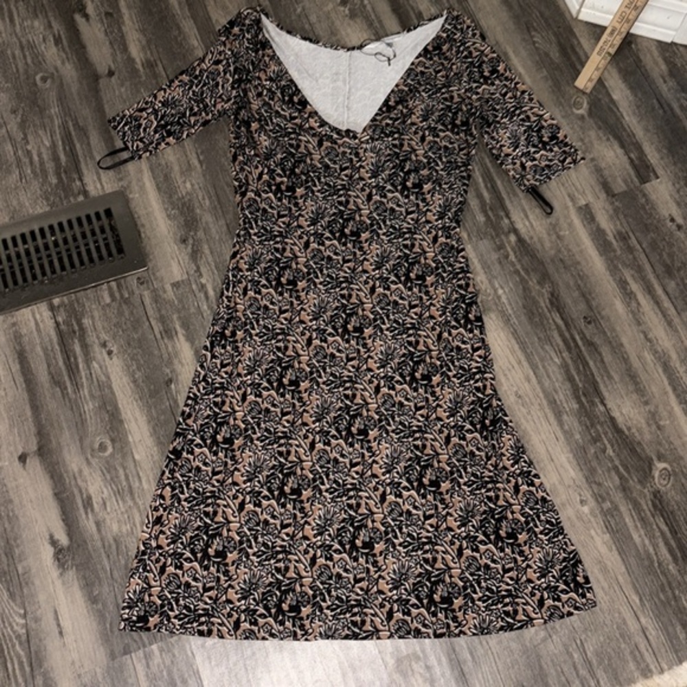Diane Von Furstenberg woman’s floral 100 silk dress - size 12